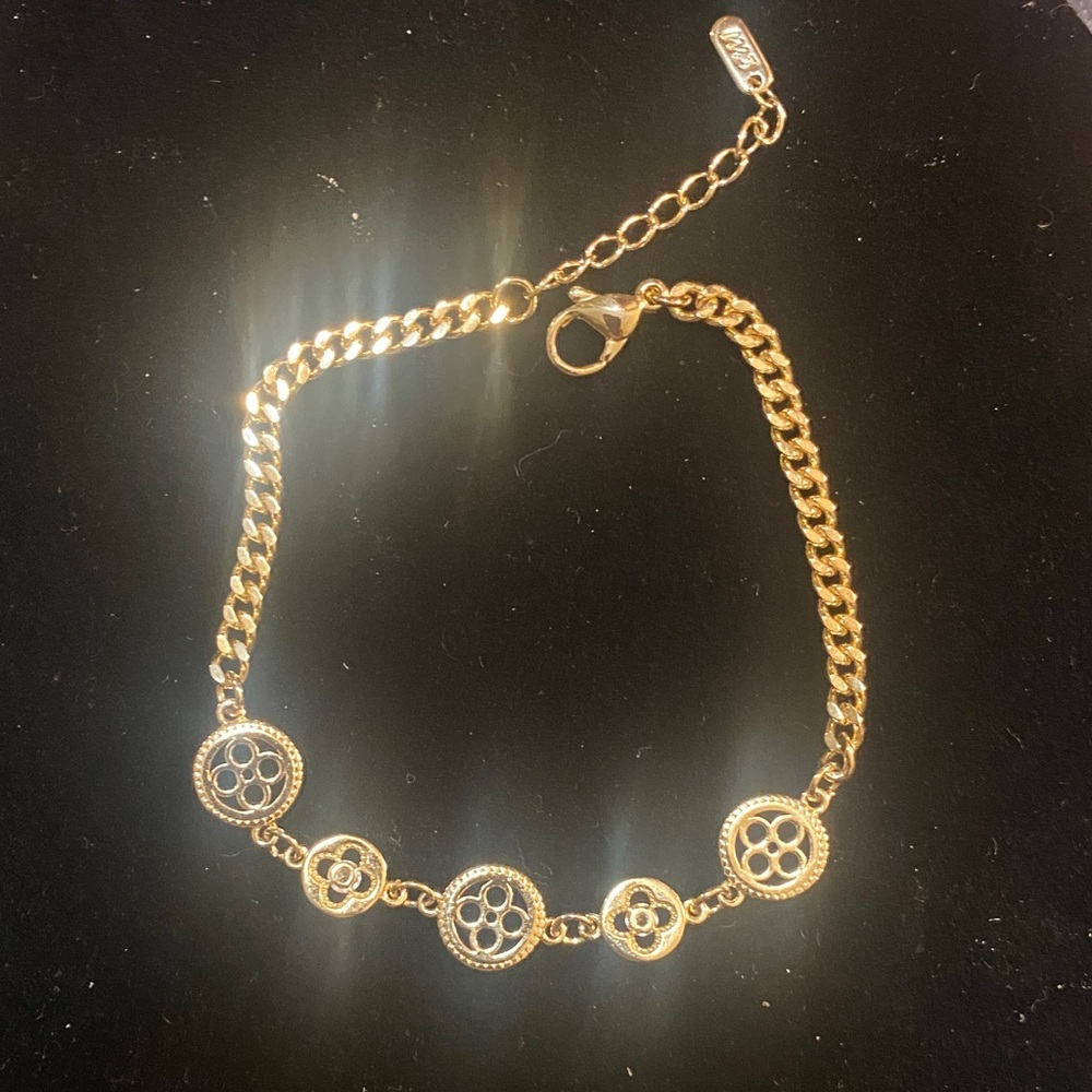 Elegant Gold Chain Bracelet